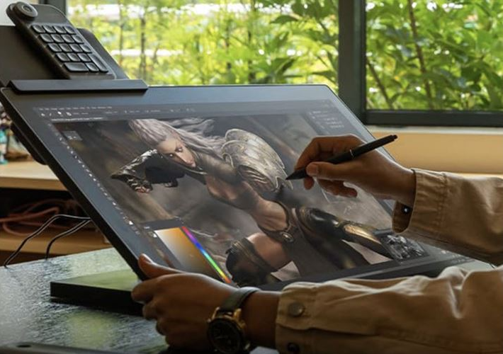 まず、デスクの上に設置してみて使いやすいと感じたのがサイズ感。18.4